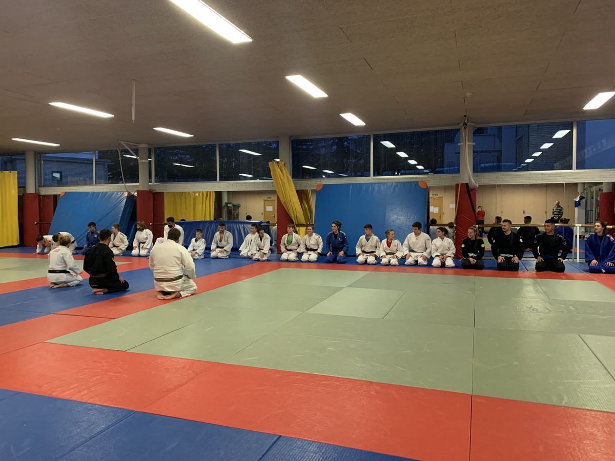 Ciprian Dumitru, da una clase en el Estadio Larrabie de Pamplona. 06-04-22